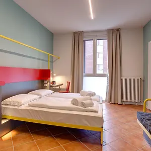  Hostal Meininger Garibaldi Italia